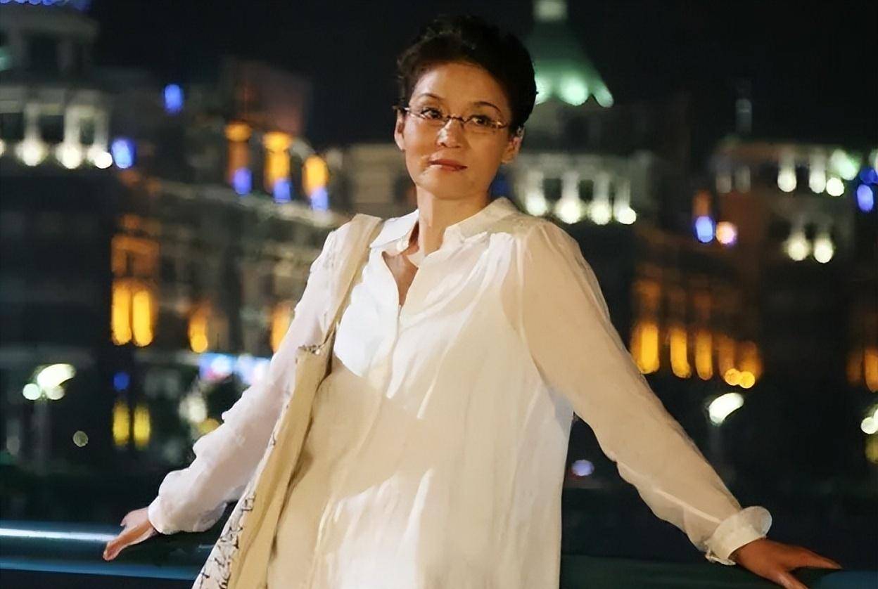 潘虹离婚35年至今无子现皈依佛门她到底经历了什么