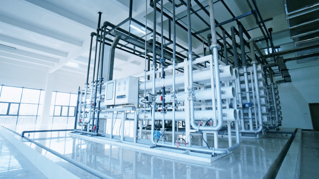 在污泥压滤车间正在运行的是污泥隔膜式压滤机,废水处理过程中产生的