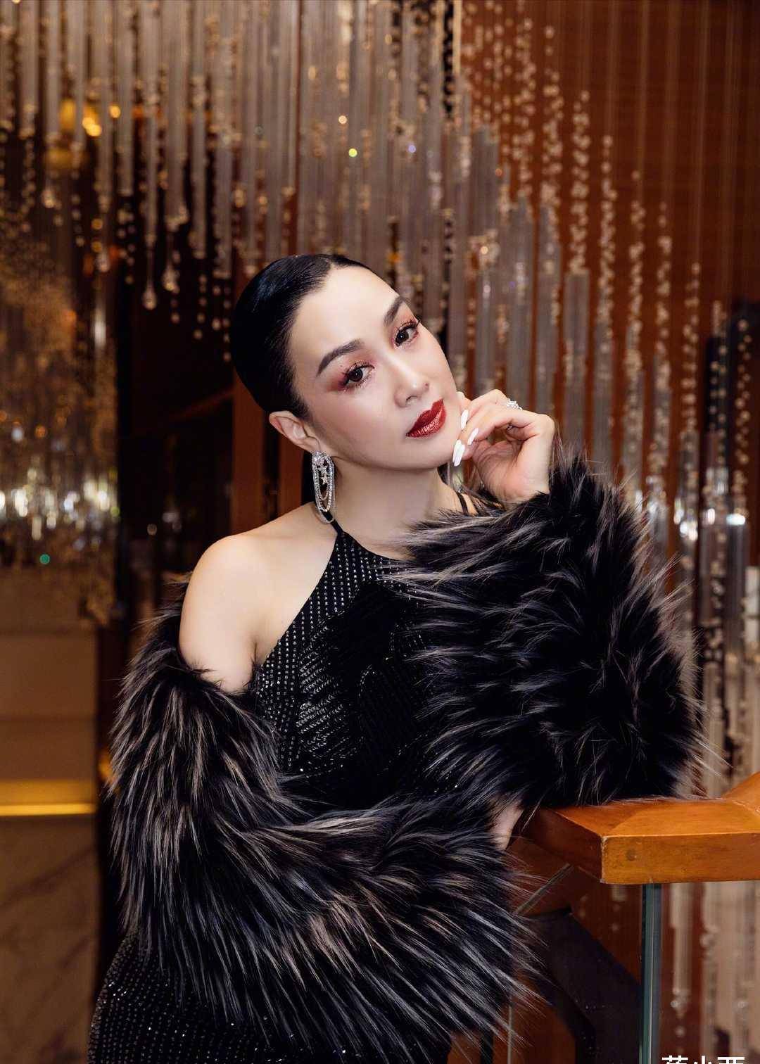 原创钟丽缇以肉感身材为美穿白色紧身连衣裙亮相微胖曲线真迷人