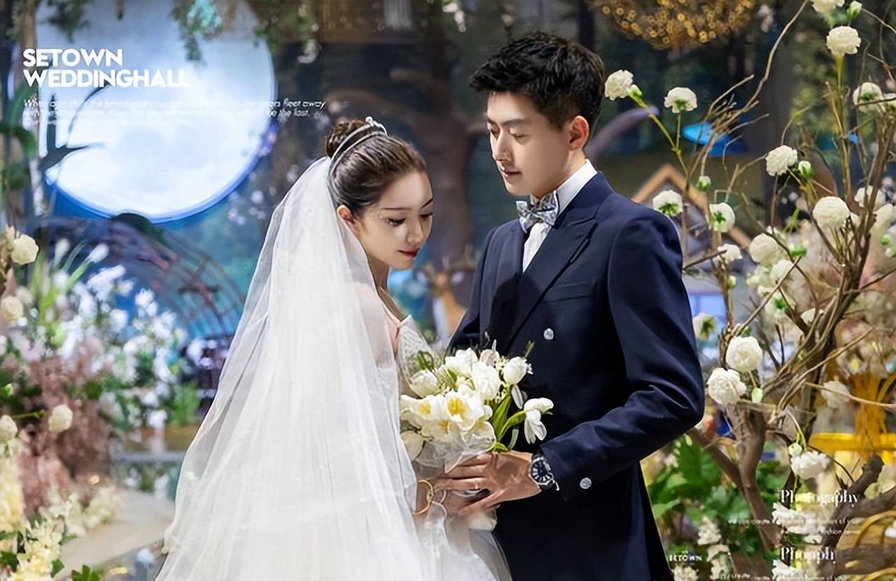 一家三口合照曝光,妻子肤白腿长颜值高_崔航_夫妻俩_保护