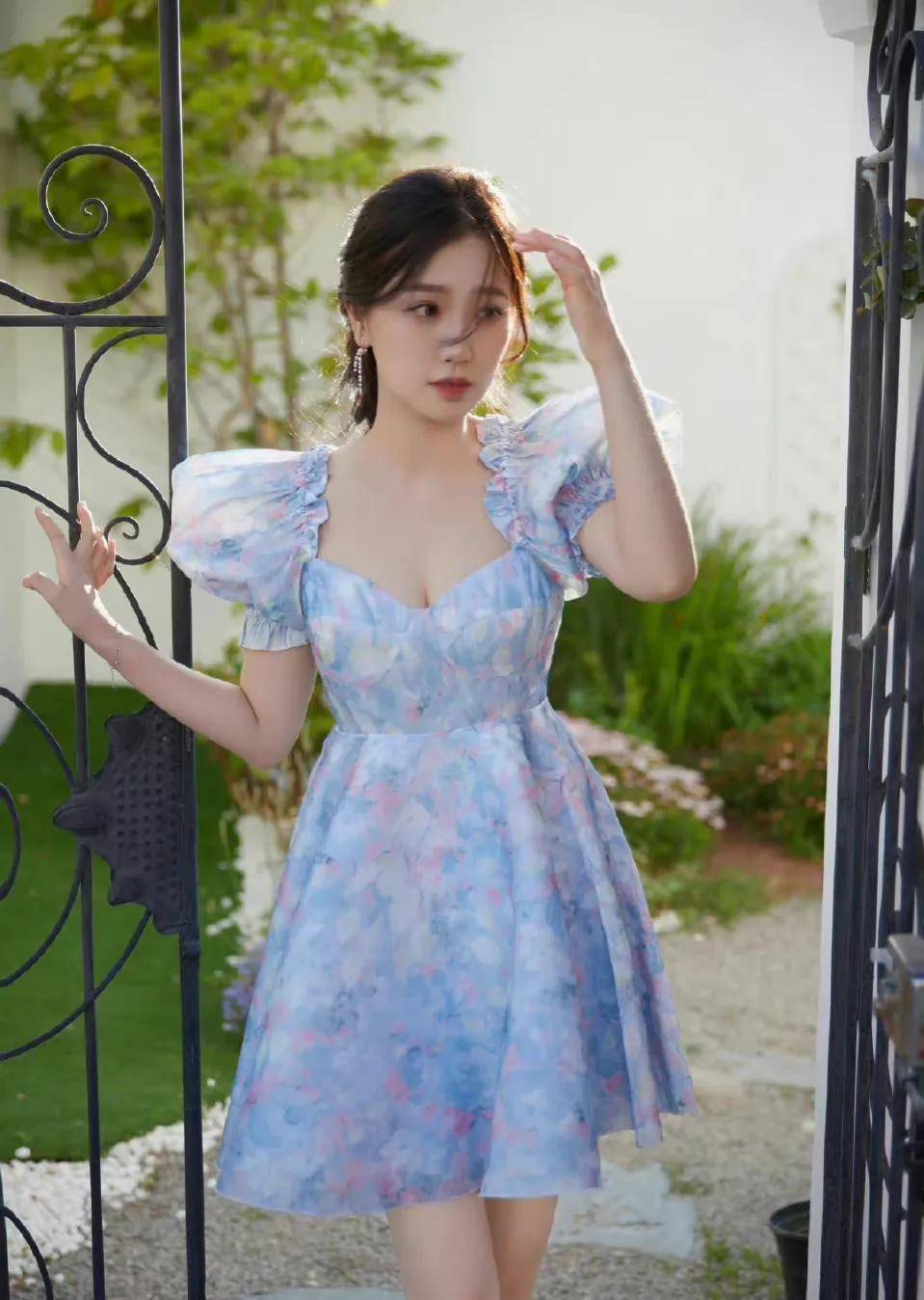 虞书欣蓝色泡泡袖公主裙,小胸微漏,无法抗拒的迷人气质