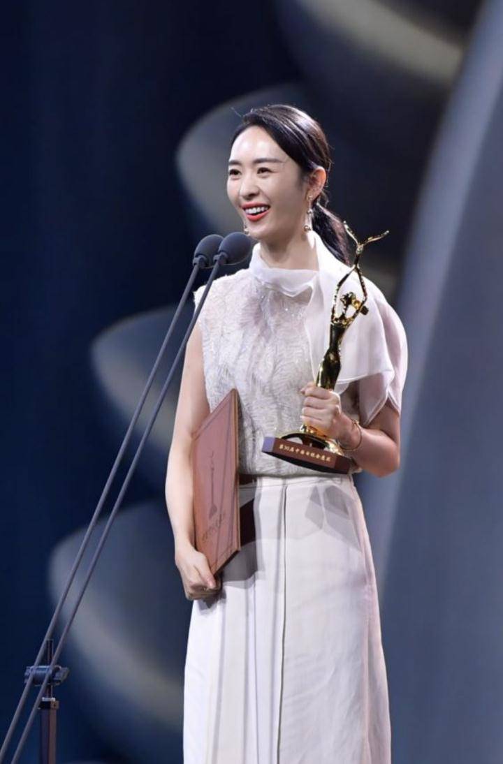 的童谣又凭借《三十而已》秒杀热依扎,闫妮摘下白玉兰最佳女演员奖
