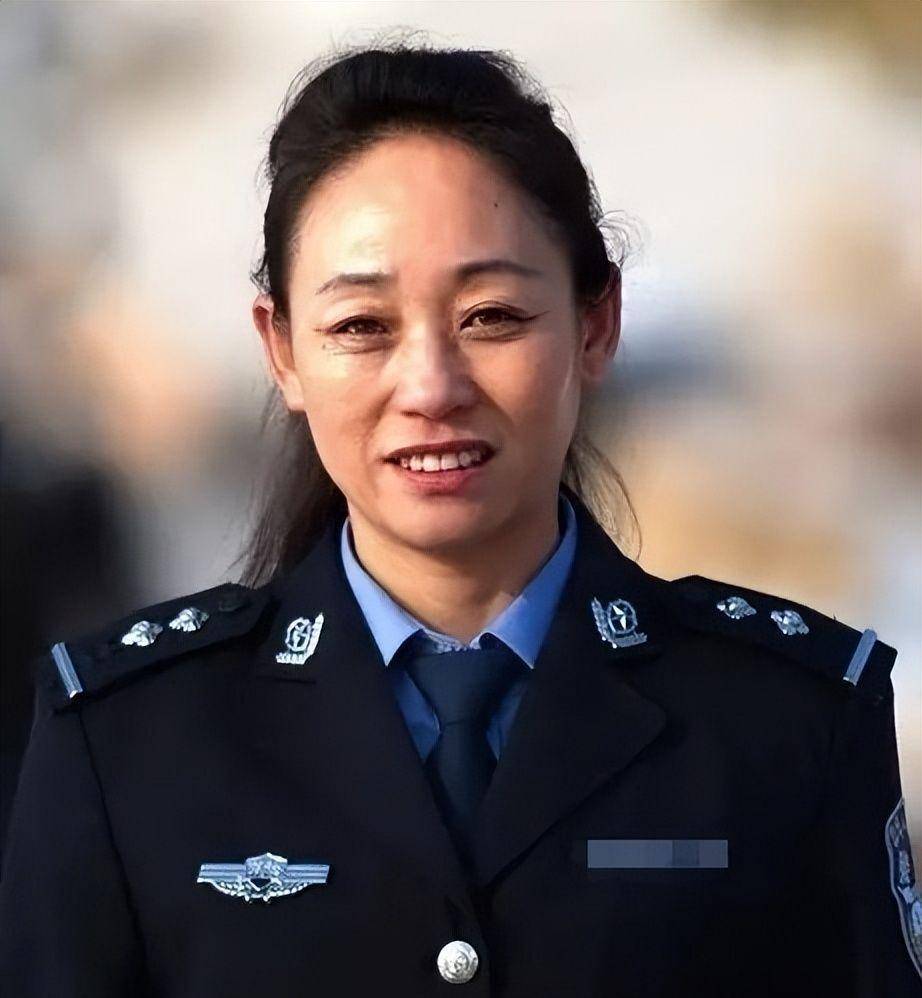 "脚印女侠董艳珍有多传奇?_爷爷_足迹_爸爸
