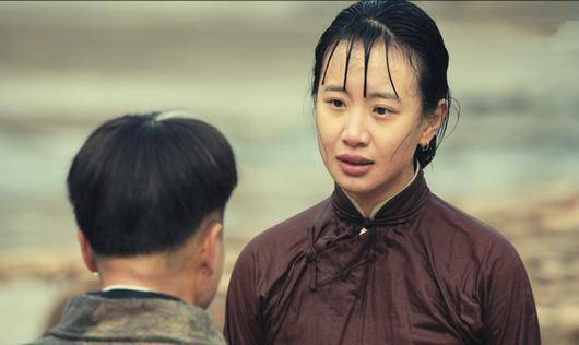 李梦大方晒海滩素颜照,穿粉色比基尼开三轮,皮肤白皙状态好!