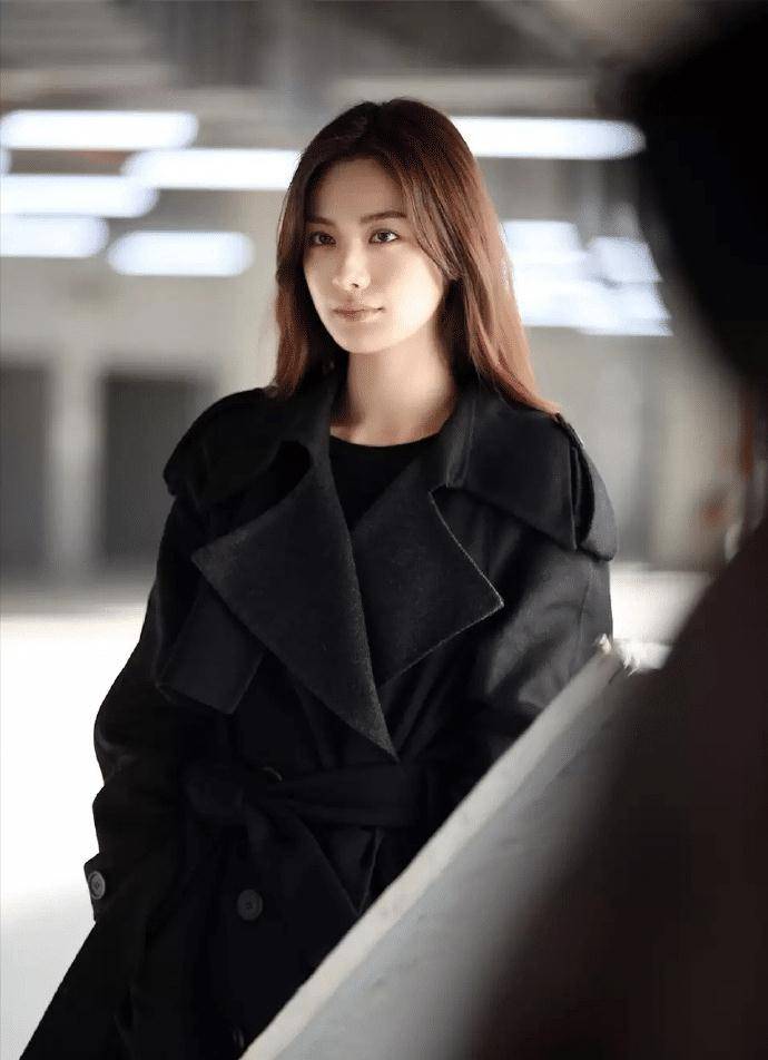 黑色风衣本身是低调简约的单品,但是第一美林珍娜却演绎出了十足的