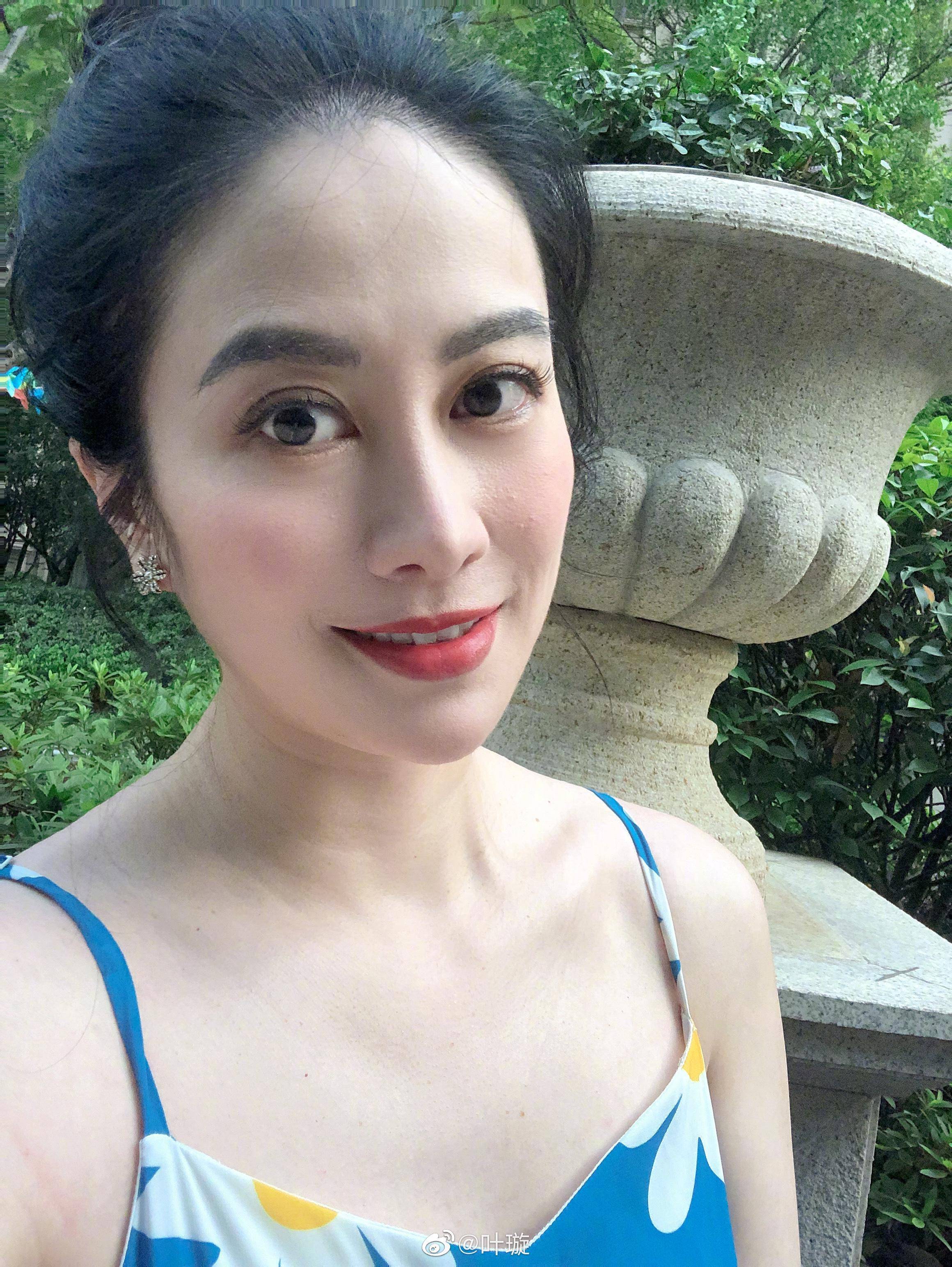 叶璇老了还动脸穿吊带裙身材壮实连颈纹几层都这么真实自然