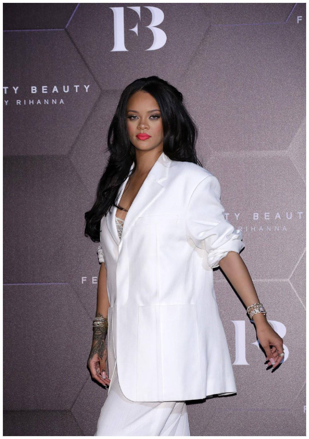 蕾哈娜富得流油!