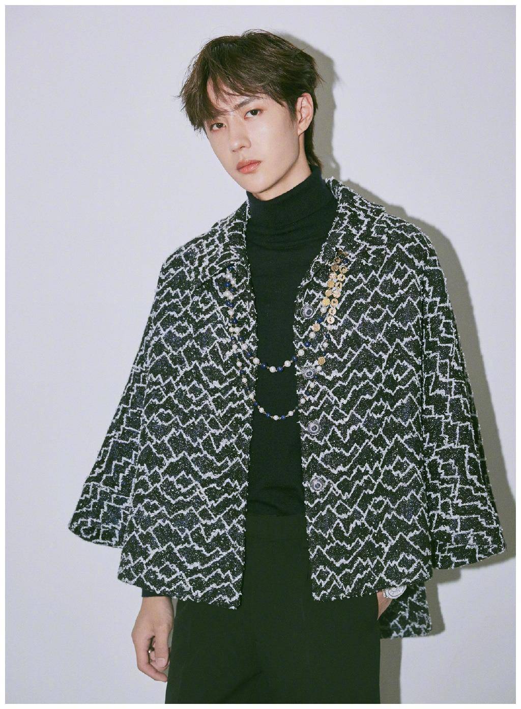 原创王一博新造型帅到不敢直视斗篷牛仔齐上阵满满的青春气息