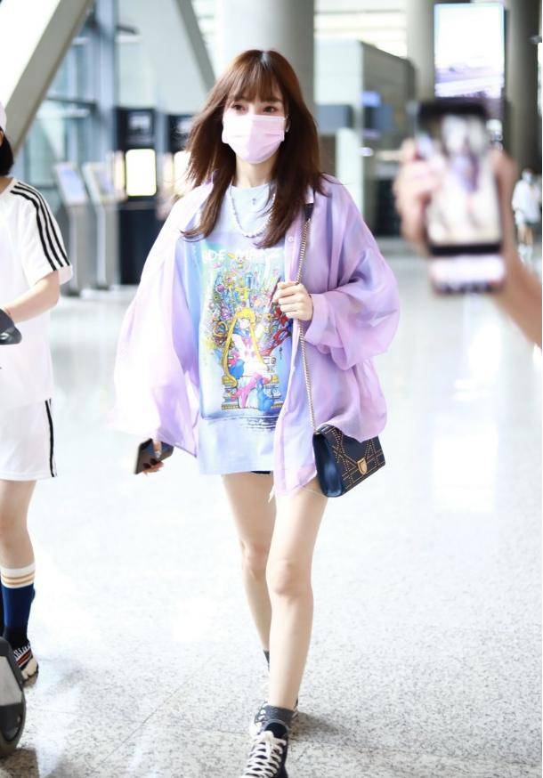 李小璐穿衣配色显嫩,卡通t恤上套"减龄紫"外套,气质真挺甜_紫色_美