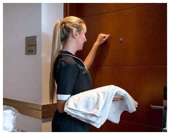 日本旅游住酒店时，若是遇到穿和服的女性来敲门，千万不要开门！