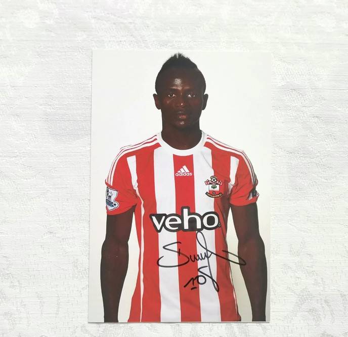 我收集的马内南安普顿亲笔签名的卡片在为利物浦,效力的六个赛季中