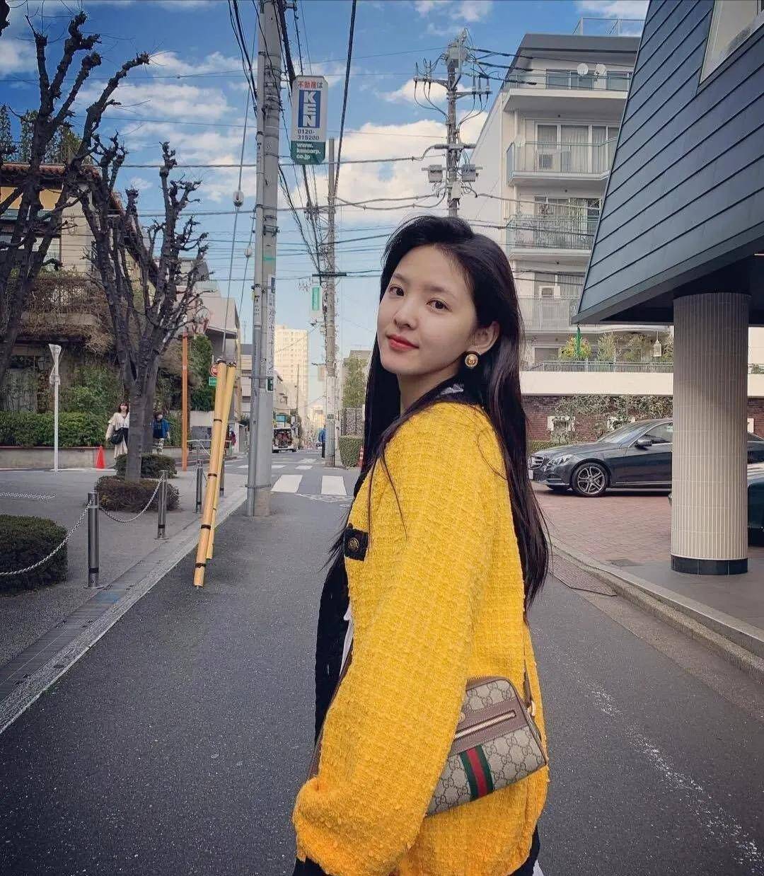 章若楠参加了校园美少女大赛,并获得冠军,很容易成为了淘宝的签约模特