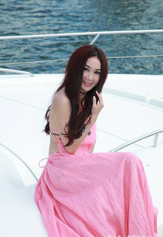 原创54岁温碧霞很迷人穿粉色连衣裙十分优雅连年轻人都不敢这么穿