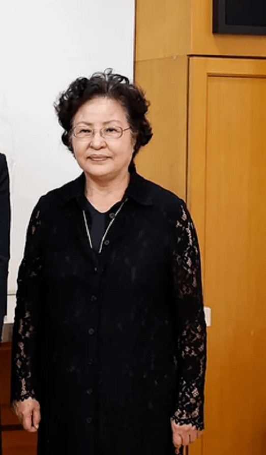 两任韩国第一夫人世纪同框金建希穿西装像大堂经理脸僵照样美