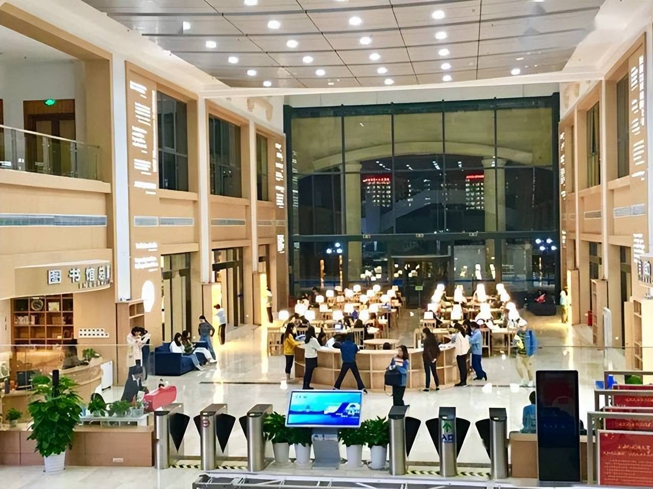 上外开除投放异物男生,网友拍手称赞,品学兼优保送生栽了大跟头_上外