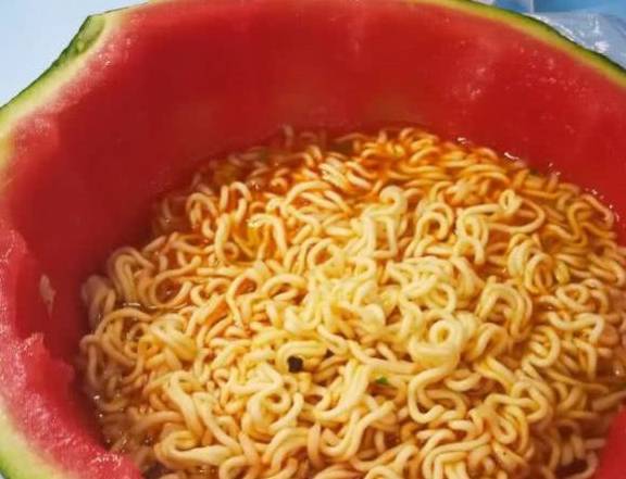 被大学宿舍逼出的勇敢,凤爪吃泡面一举两得,第二个服你是人才!