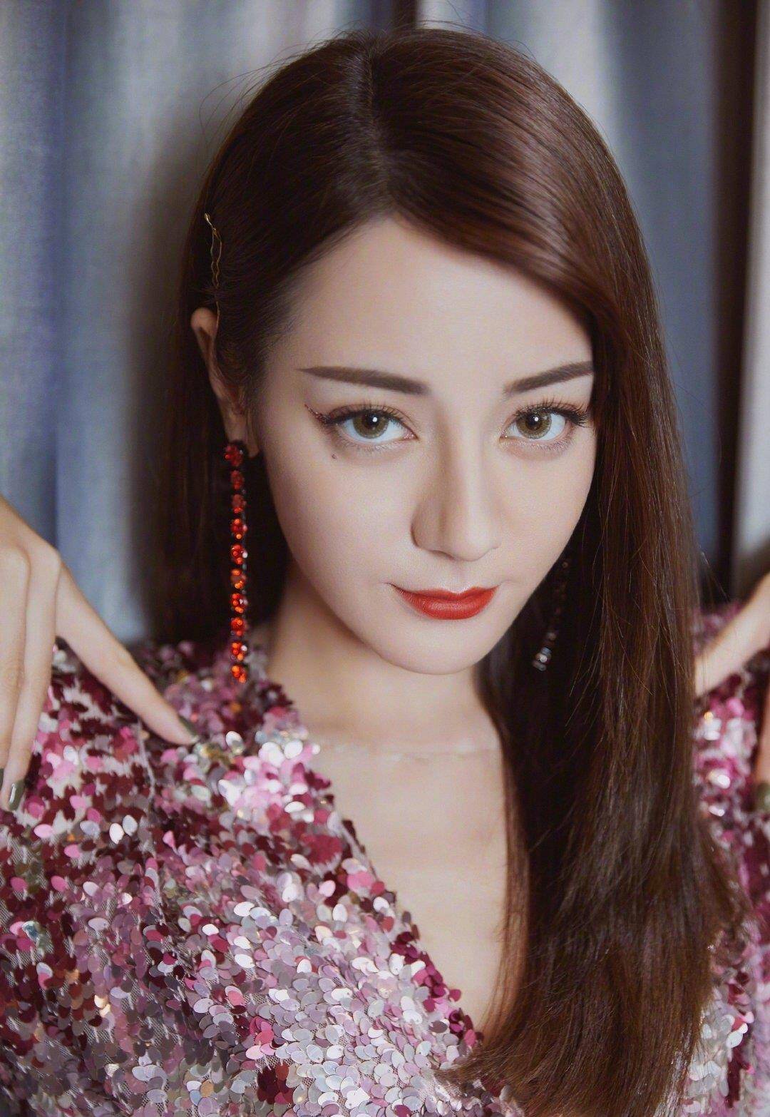 原创迪丽热巴亮片装太闪耀精致妆容太魅惑微微一笑令人神魂颠倒