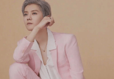 鹿晗一身粉色西装出镜,少年感十足,这是他第三个顶奢产品代言_gucci