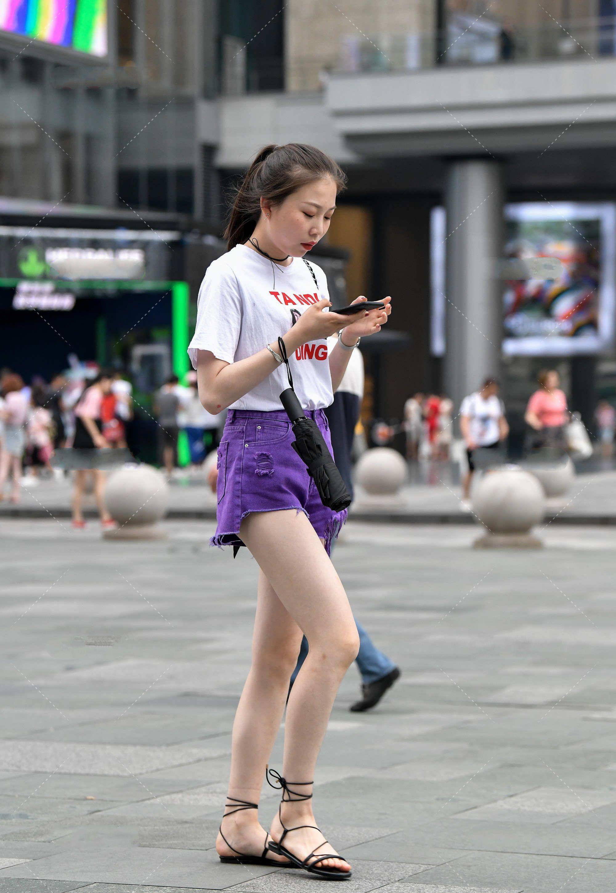 t恤印花短袖搭配深紫牛仔裤,青春时尚,欧美范儿十足_剪裁_欧美风_短裤