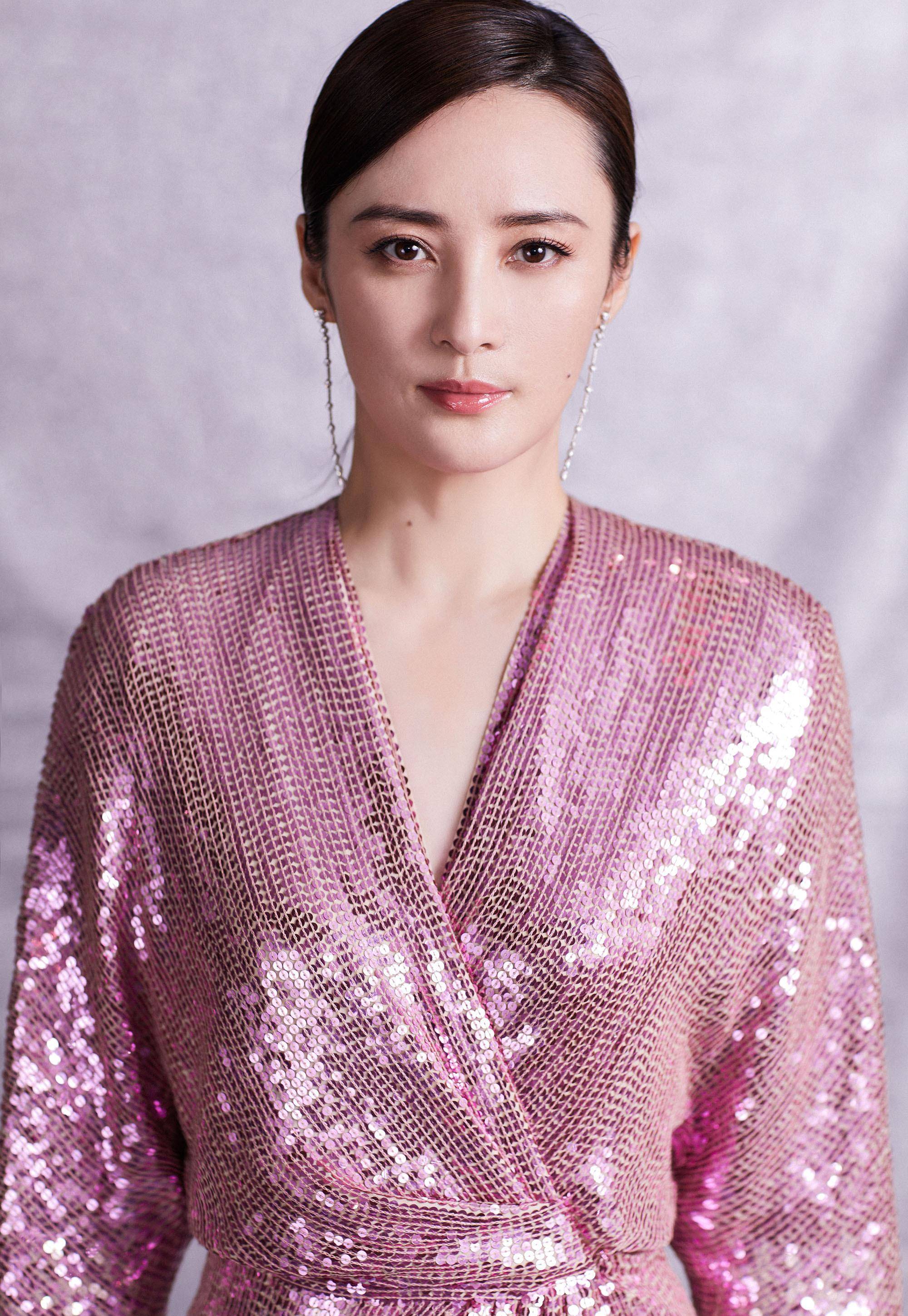 蒋勤勤罕见携丈夫同台,一袭亮片裙惊艳全场,深情对唱太甜美_时尚_的