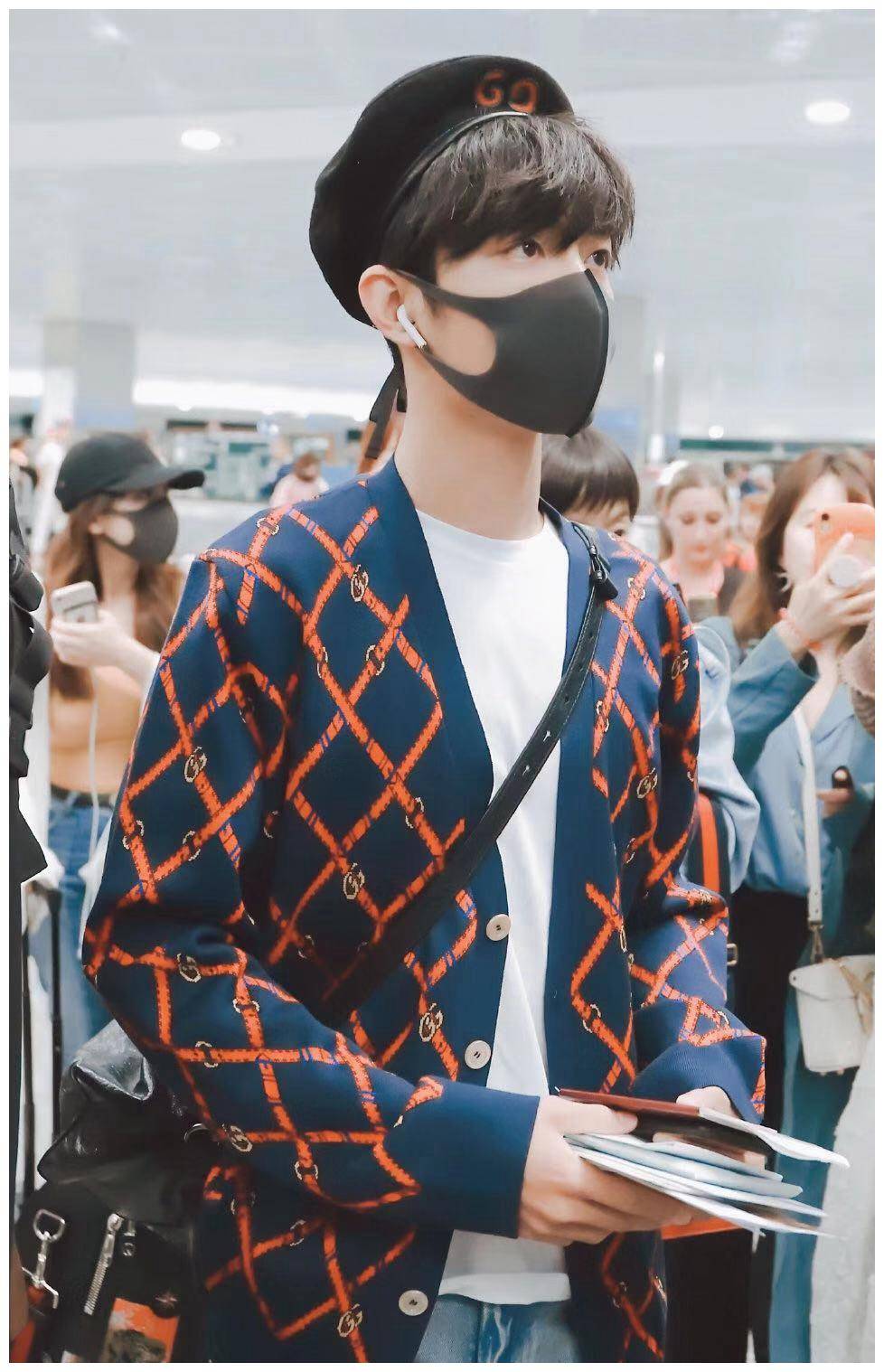 撞衫19岁陈立农,穿同款开衫却看不出年龄差_清新_造型_黑色贝雷帽