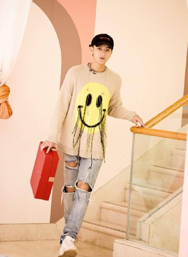 求黄子韬别再穿破洞裤了,看清破洞破开的位置,一般人谁敢模仿?