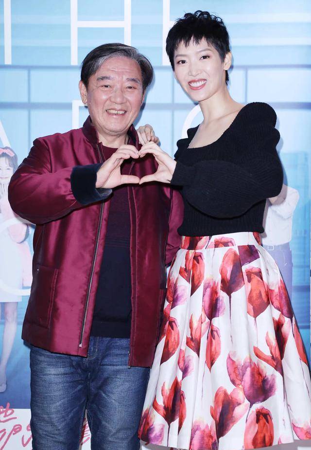 李立群的女儿真有气质,穿黑色上衣 花朵半裙,一心想嫁给黑人_李元元