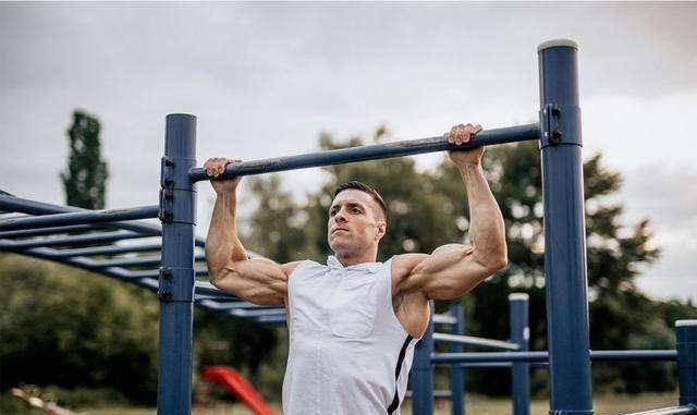 正手反手引体向上效果一样吗?初学者适合哪种?