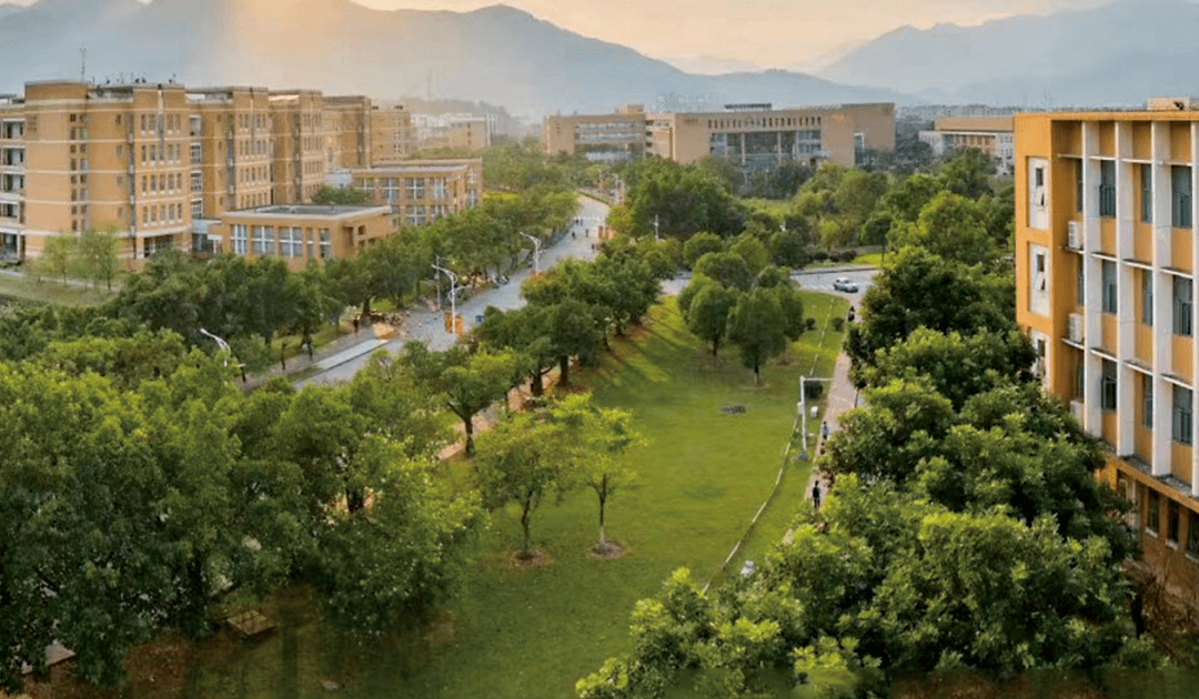 福州大学继续教育学院位于福州大学怡山校区内,依托学校较强的学科