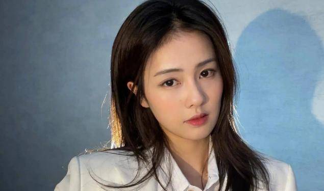 家境虽然普通,但是父母不想让女儿一辈子都遗憾,果断的支持白鹿追梦.