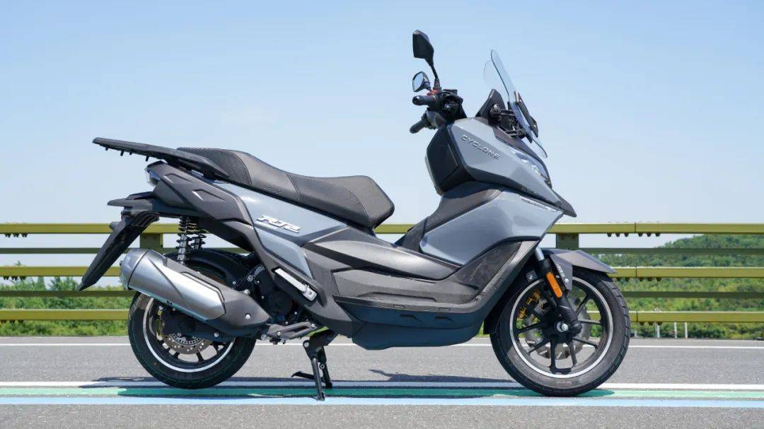 250cc水冷运动踏板还标配abs208w交个朋友赛科龙rt2静态评测