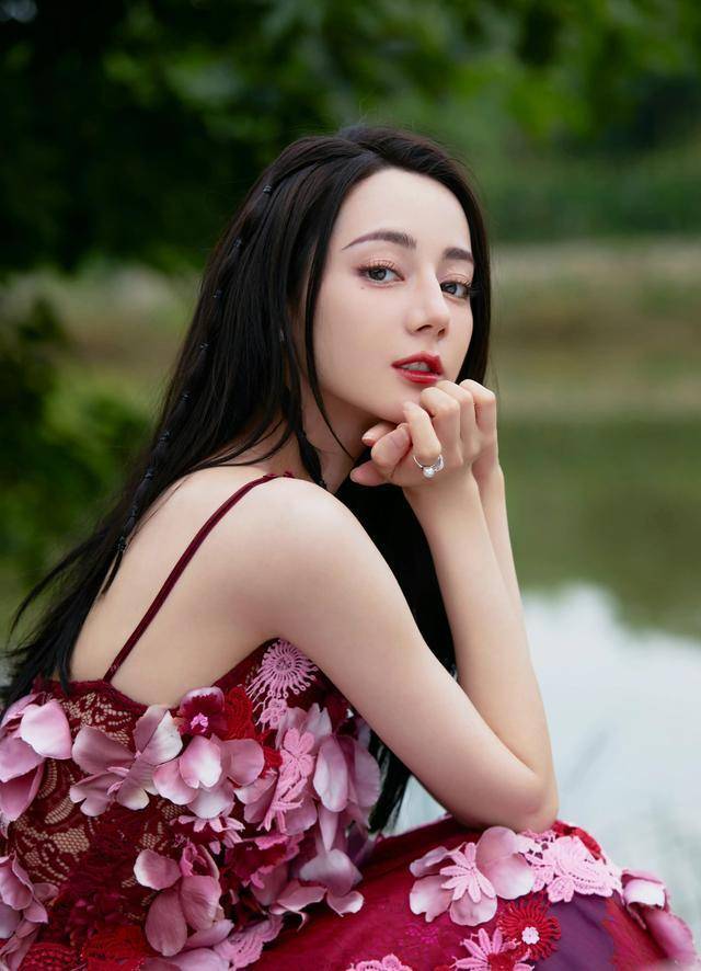 迪丽热巴这组粉嫩的最新室外造型是散落在人间的花精灵吧