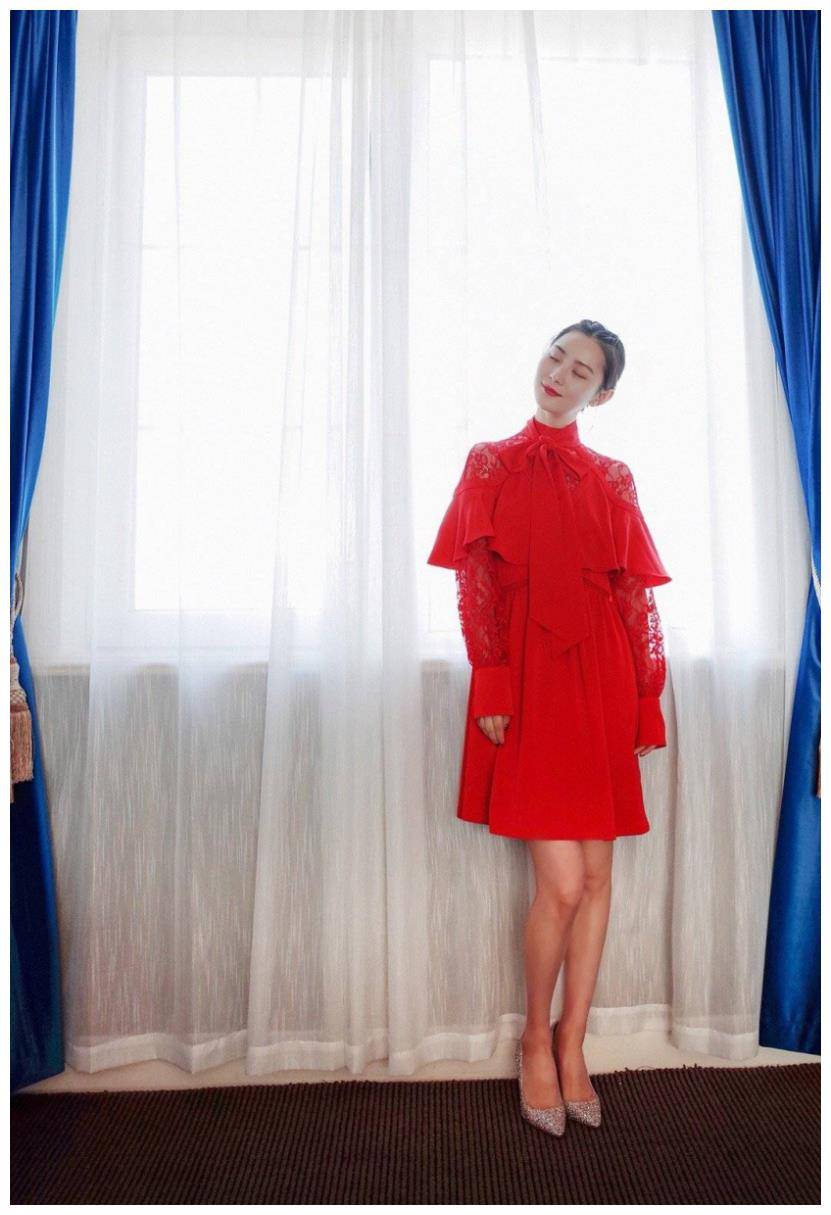 张维娜红裙图片
