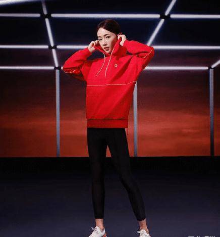 原创88斤吴谨言一胖就变美穿藕粉吊带裙拍大片可甜美却有种肌肉感