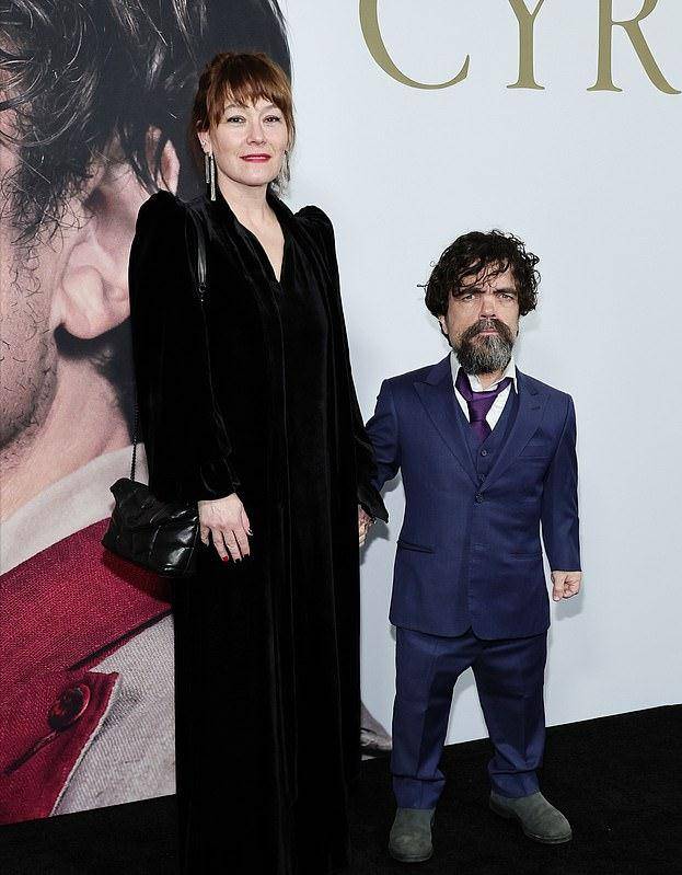 小恶魔彼特丁拉基携娇妻走红毯好甜蜜妻子穿天鹅绒裙太美