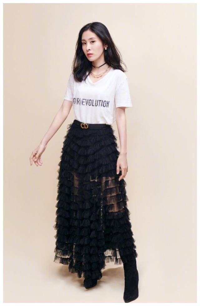 原创张碧晨有多任性女生恨不得秀出来的靴子她藏起一半显腿短