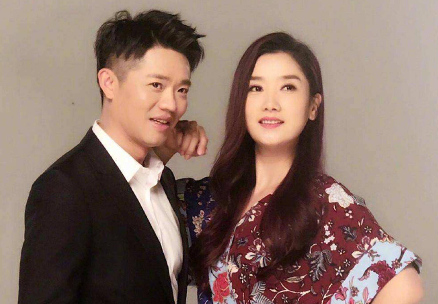 凤凰传奇唱歌五五开，曾毅词终于变多了！_搜狐网