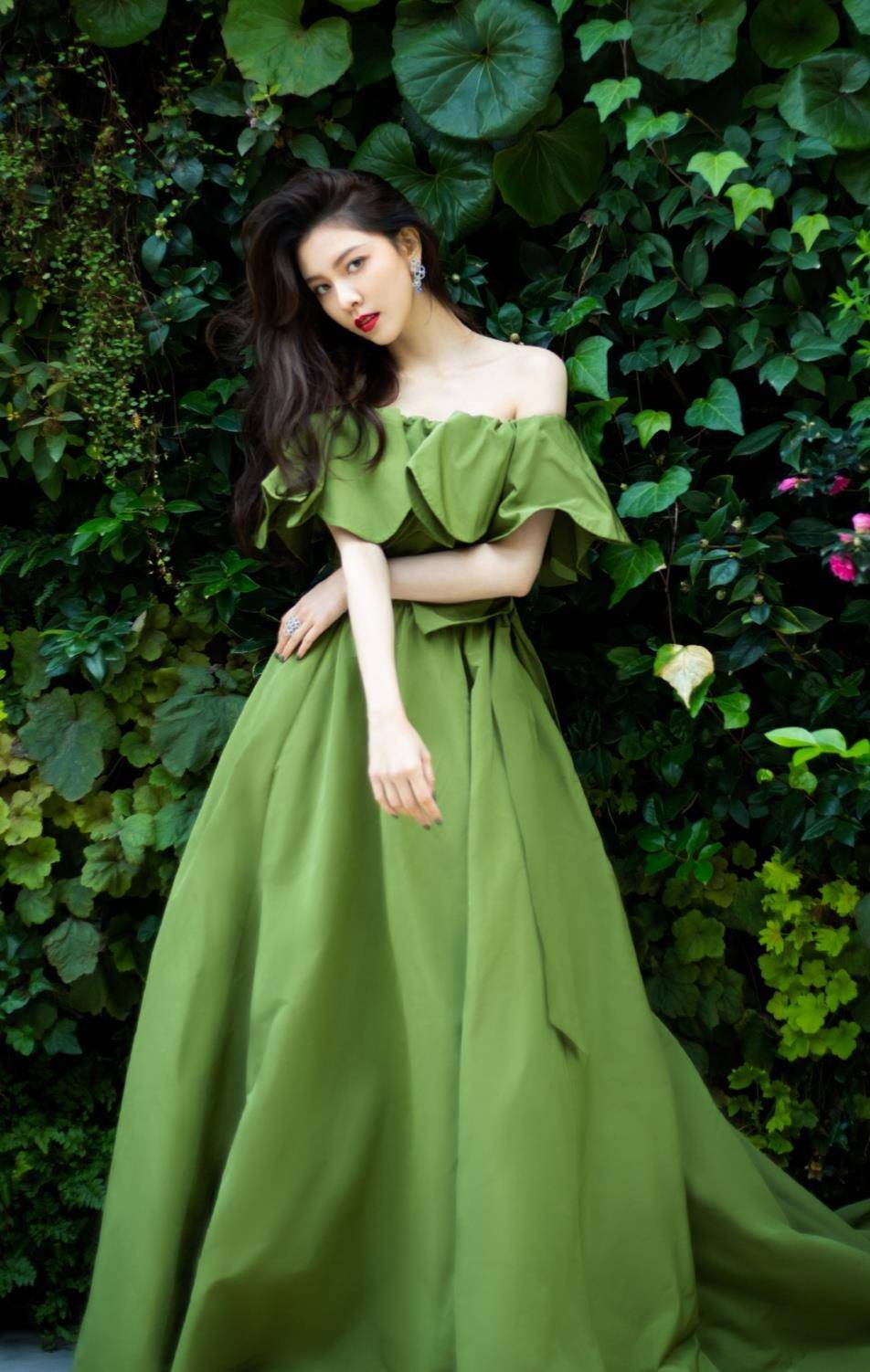 宋妍霏的这款绿色系礼服上半身采用一字肩的版型设计,完美展现出她
