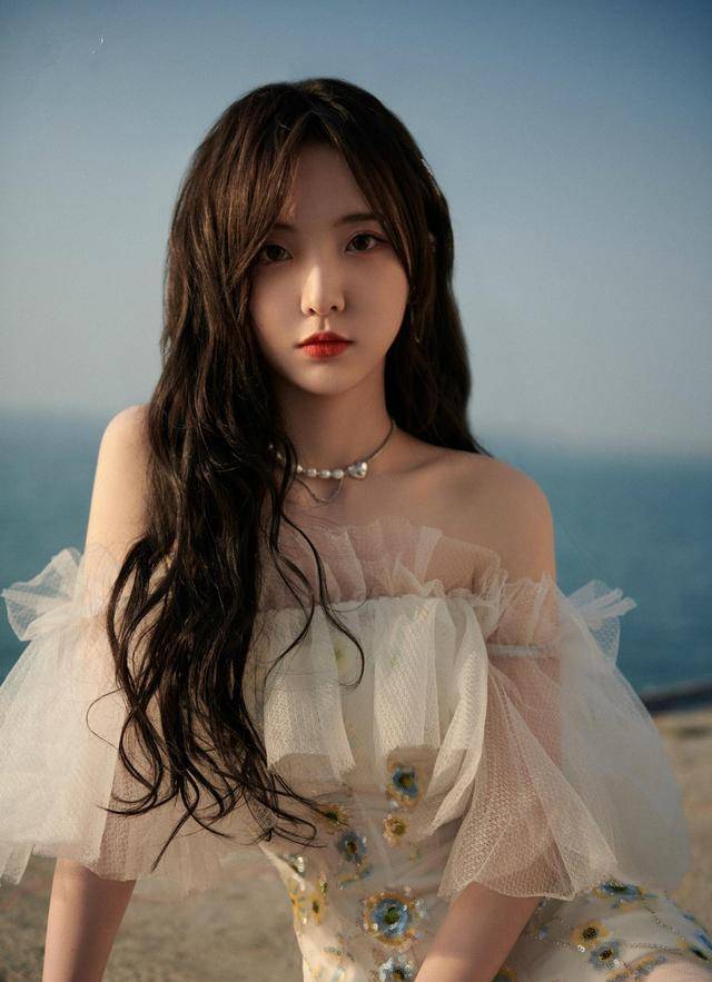 郑乃馨"剪刀"发卡好吸睛,海岛纱裙浪漫唯美,印花图