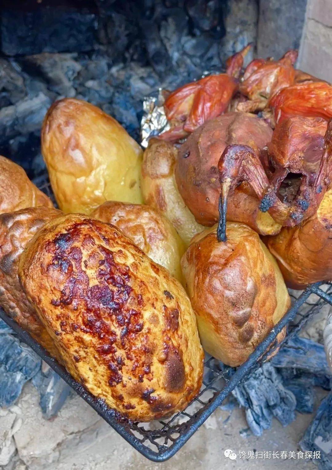 都是土窑的经典美食,一边掰一边吃,儿时的记忆就不断涌出了.