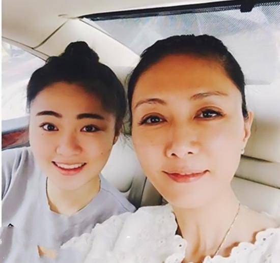 童安格61岁了,如今踪迹难寻,25岁的女儿,长相清纯靓丽端庄_陈美馨