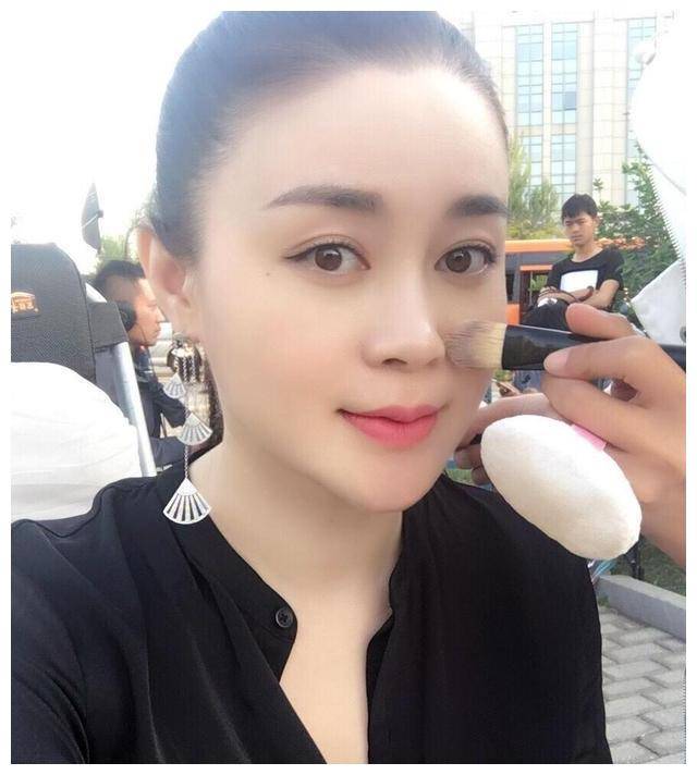 她被赵本山看中成御用夫人,郭德纲夸赞身材好_关婷娜_角色_杨晓燕