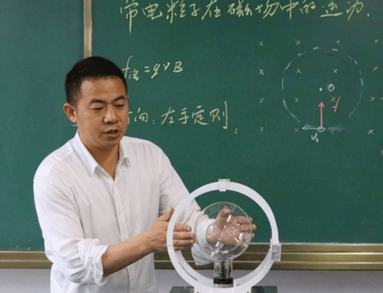 比如物理男老师居多,脱发地中海发型的居多;数学,语文,英语,物理,化学