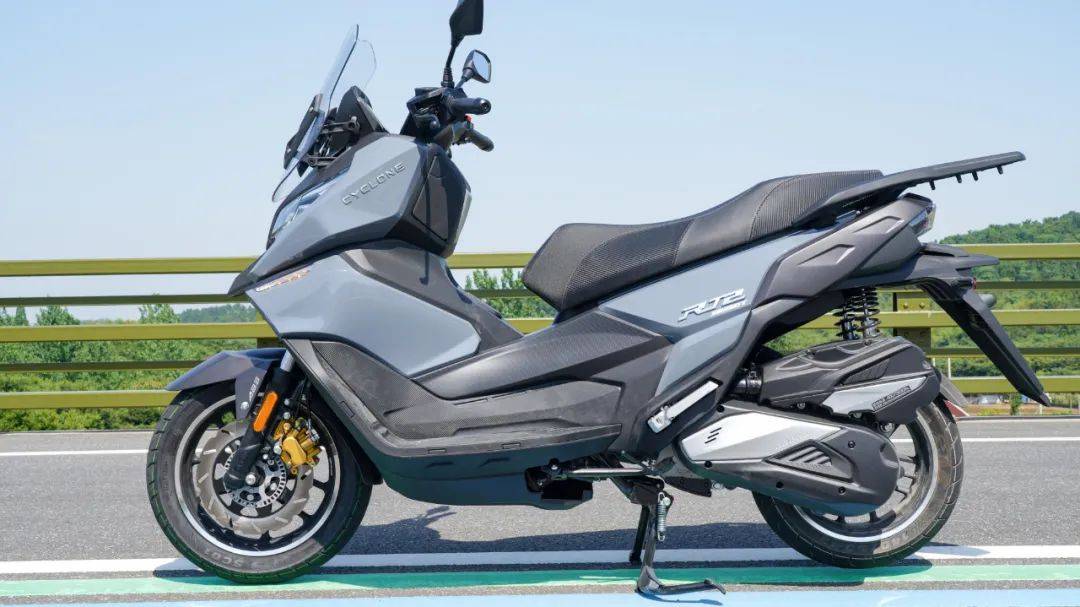 250cc水冷运动踏板还标配abs208w交个朋友赛科龙rt2静态评测