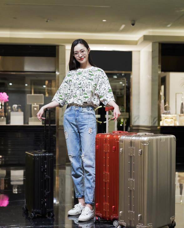 一双小白鞋的搭配连空气都散发着少女的清爽活力,完全看不出宋轶已经