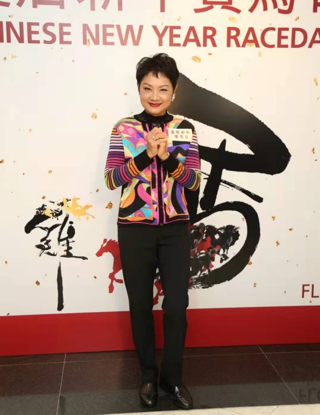 73岁香港知名女歌手罕见露面献唱,曾不幸患上乳病历经坎坷_叶丽仪