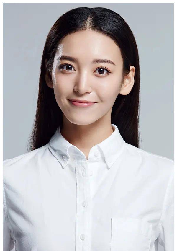 尤靖茹也长得很漂亮,还有点撞脸金晨,而且她和金晨还合作过三部戏