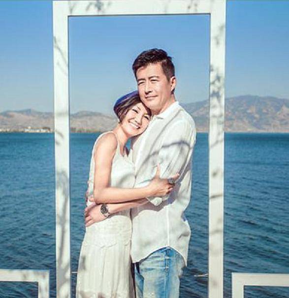 57岁戏骨高曙光晒全家福,41岁富商妻子身材苗条,5岁儿子神似爸_江珊