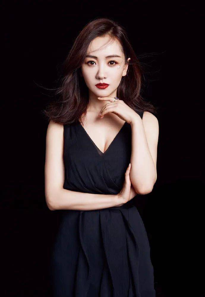 原创真正见过大场面的女人衬衫都不配裤子穿杨蓉这样搭配才有气质