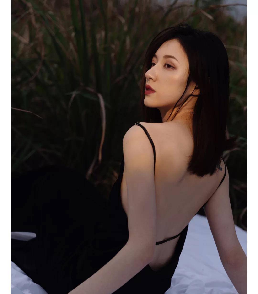 女人的背果然是被上帝吻过,张含韵露背装又仙又欲,堪称美颜暴击